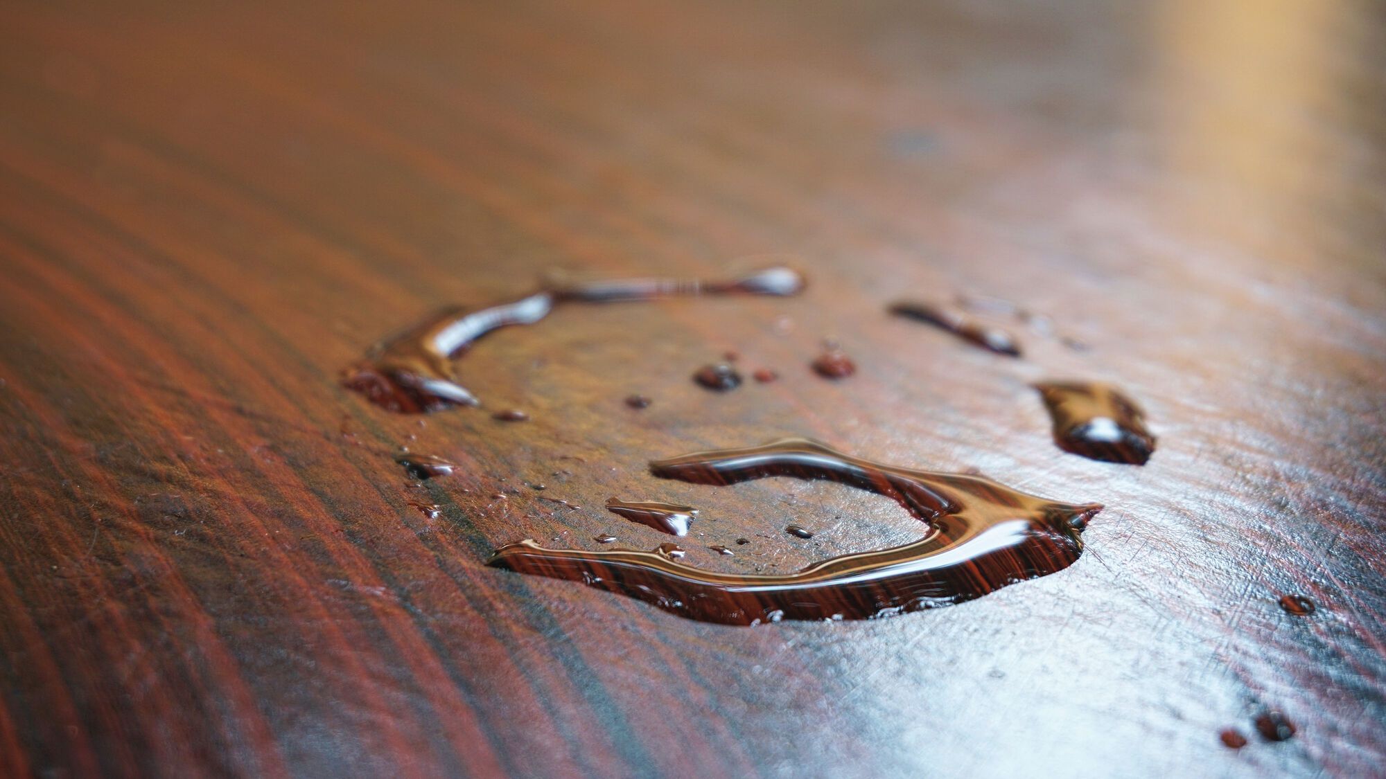 Wasserflecken aus Holz entfernen? So geht‘s!